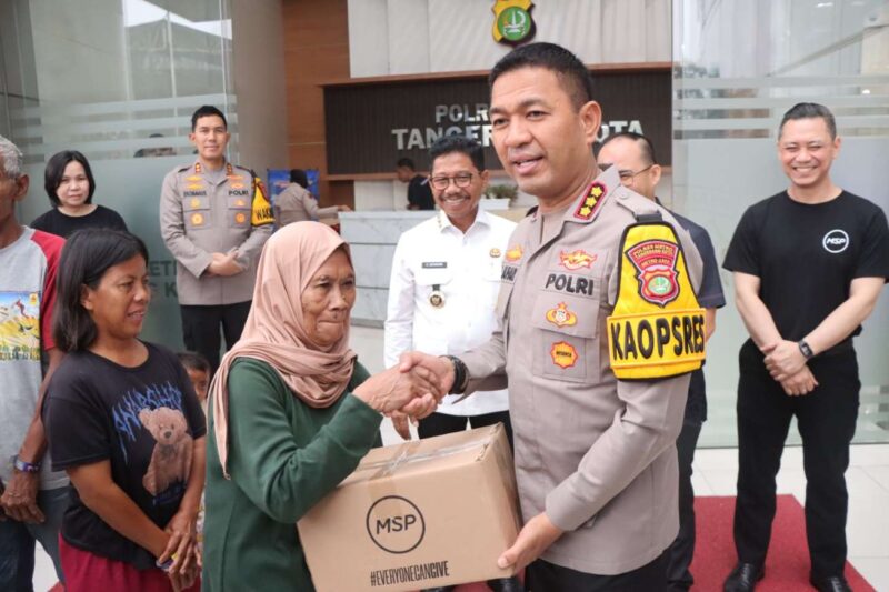 Foto: Kapolres Metro Tangerang Kota, Kombes Pol Dr Raden Muhammad Jauhari Bersama Wali Kota H. Sachrudin Saat Menyerahkan Paket Sembako Dari Yayasan MSP ke Warga.