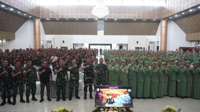 Foto: Usai Kunjungan, Komandan Korem 052/Wijayakrama, Brigjen TNI Faizal Rizal, S.I.P., Berfoto Bersama Seluruh Jajaran Kodim 0510 Tigaraksa dan Persit.