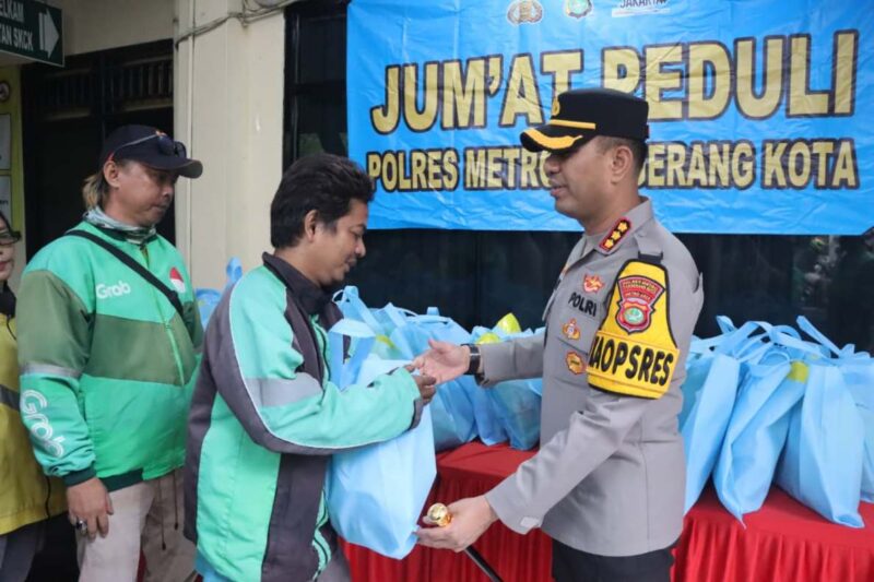 Foto: Kapolres Metro Tangerang Kota, Kombes Pol Dr. Raden Muhammad Jauhari Saat Menyerahkan Paket Sembako ke Pengemudi Ojol.