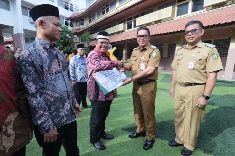 Foto: Wakil Wali Kota Tangerang, H. Maryono Hasan Saat Menyerahkan Apressiasi ke Para Ketua RW Berprestasi.