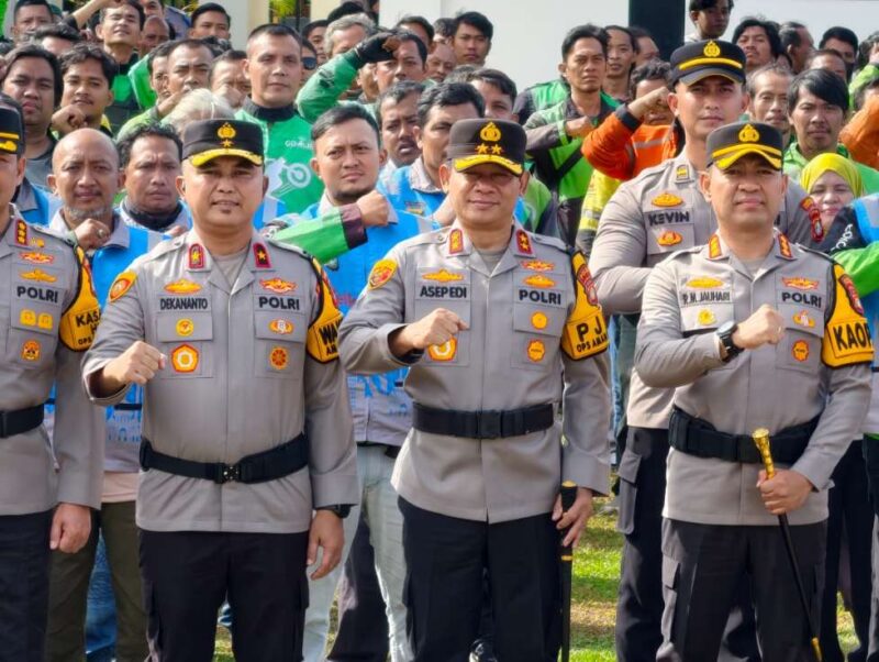 Foto: Kapolda Metro Jaya, Irjen Pol. Asep Edy Suheri Saat Menghadiri Apel Presidium Ojol dan Penyerahan Ojol Mart serta Bhakti Sosial untuk masyarakat di Polres Metro Tangerang Kota.