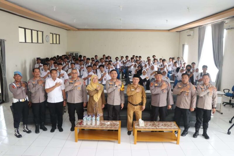 Foto: Usai Lakukan Mitigasi, Kapolres Metro Tangerang Kota Kombes Pol Raden Muhammad Jauhari dan Jajaran beserta Kepsek SMK Negeri 4 Dedih Ru Tandi berfoto bersama.