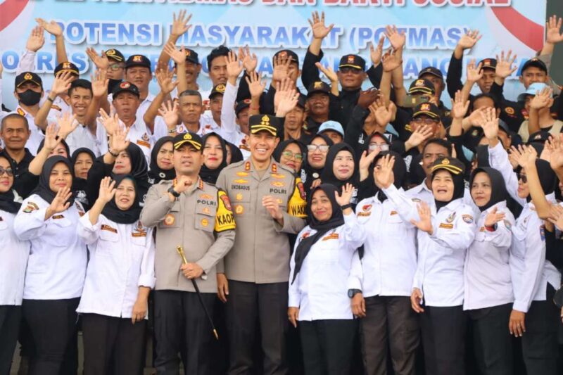 Foto: Usai Apel Kamtibmas, Kapolres Metro Tangerang Kota, Kombes Pol Dr Raden Muhammad Jauhari berserta Jajaran Berfoto Bersama Anggota Pokdarkamtibmas.
