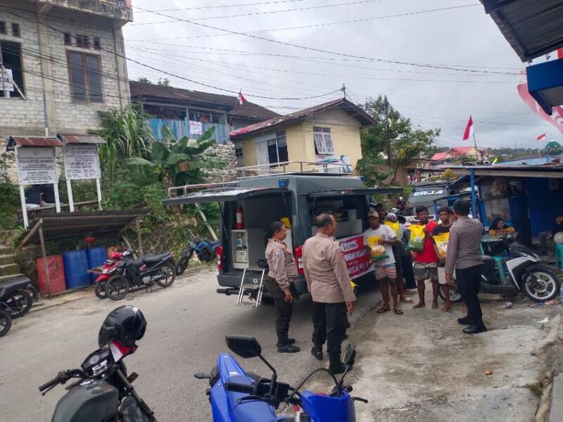 Foto: Satgas Pangan Polri Saat Salurkan Beras ke Papua.