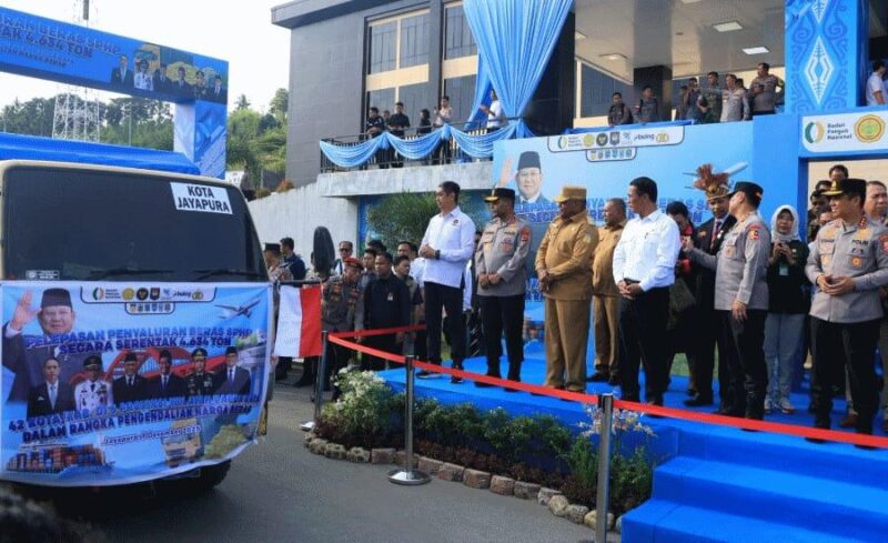Foto: Wakapolri Saat Melepas Pengiriman Beras ke Papua.