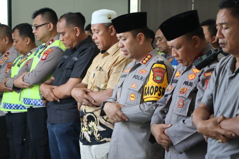 Foto: Kapolres Metro Tangerang Kota, Dr. Raden Muhammad Jauhari beserta Jajaran Saat Melaksanakan Sholat Ghoib Doakan Warga Aceh, Sumut dan Sumbar yang Terkena Musibah Bencana Alam.