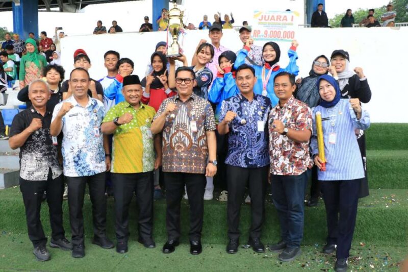 Foto: Didampingi Kadispora Kota Tangerang, Kaonang, Wakil Wali Kota Tangerang, H. Maryono Hasan Berfoto Bersama Usai Tutup Kegiatan Popkot Tingkat Kota Tangerang 2025.