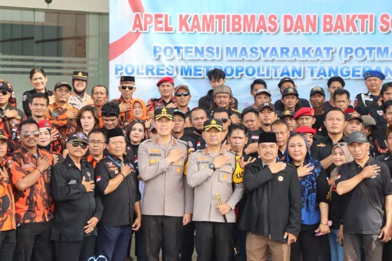 Foto: Usai Giat Apel, Kapolres Metro Tangerang Kota, Kombes Pol Dr. Raden Muhammad Jauhari Berfoto Bersama Seluruh Jajaran Ormas.
