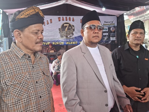Foto: Ketua Umum IWAK, Bayu Sarjono (Tengah) dan Ketua Cabang PSHT Kota Tangerang, Mas Sarju Saputro (Kanan) Saat Memberikan Keterangan Pers Disela-sela Acara HUT IWAK ke-7. di Pasar Kemis, Kabupaten Tangerang. Minggu (14/12)