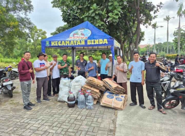 Foto: Jajaran Tripika Kecamatan Benda dan Masyarakat Berfoto Bersama Usai Sedekah Sampah.