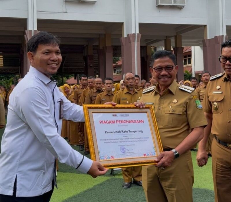 Foto: Wali Kota Tangerang H. Sachrudin, Saat Terima Penghargaan dari KPK.