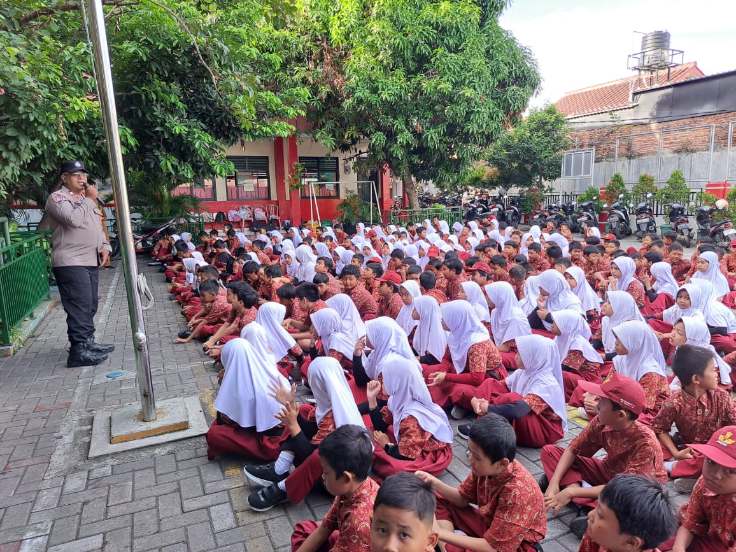 Foto: Anggota Bhabinkamtibmas Polres Metro Tangerang Kota Saat Sambang di Salah Satu Sekolah SD.