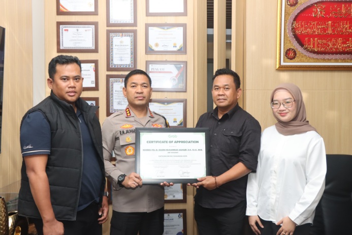 Foto: Kapolres Metro Tangerang Kota, Kombes Pol Dr Raden Muhammad Jauhari Saat Menerima Sertifikat Apresiasi Dari Grab Indonesia.