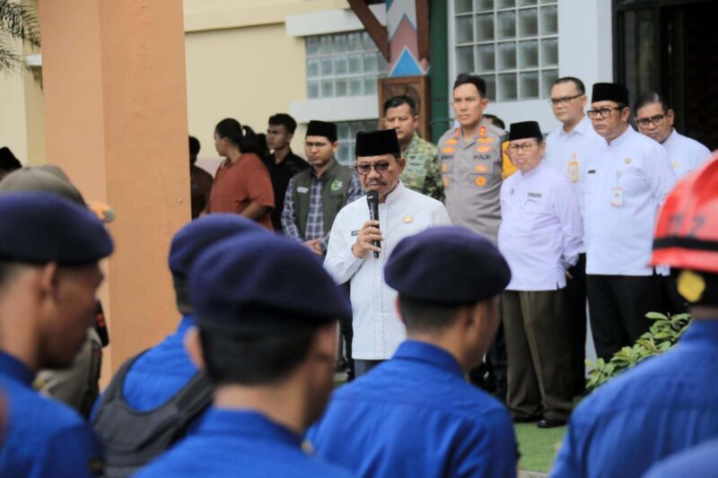 Foto: Wali Kota Tangerang, H. Sachrudin Saat Melepas 62 personel Tim Bantuan Penanganan Bencana ke wilayah terdampak banjir dan longsor di Sumatera.