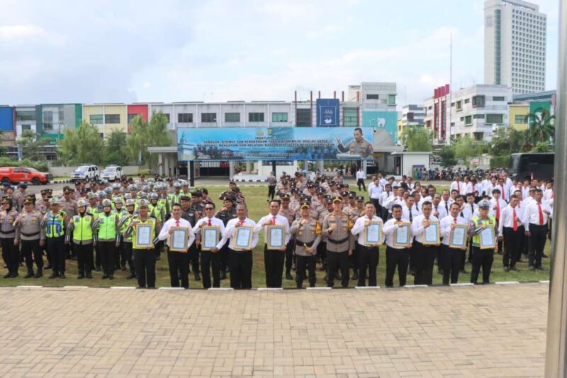 Foto: Usai Memberikan Apresiasi Kepada Anggotanya, Kapolres Metro Tangerang Kota Kombes Pol Raden Muhammad Jauhari Berfoto Bersama.