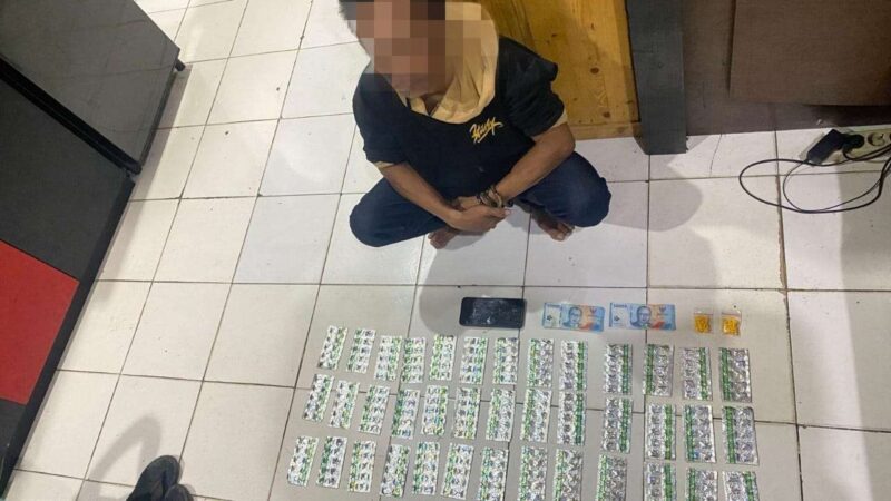 Foto: Tersangka Inisial T dan Ratusan Butir Tramadol Saat Diamankan Polsek Tangerang.