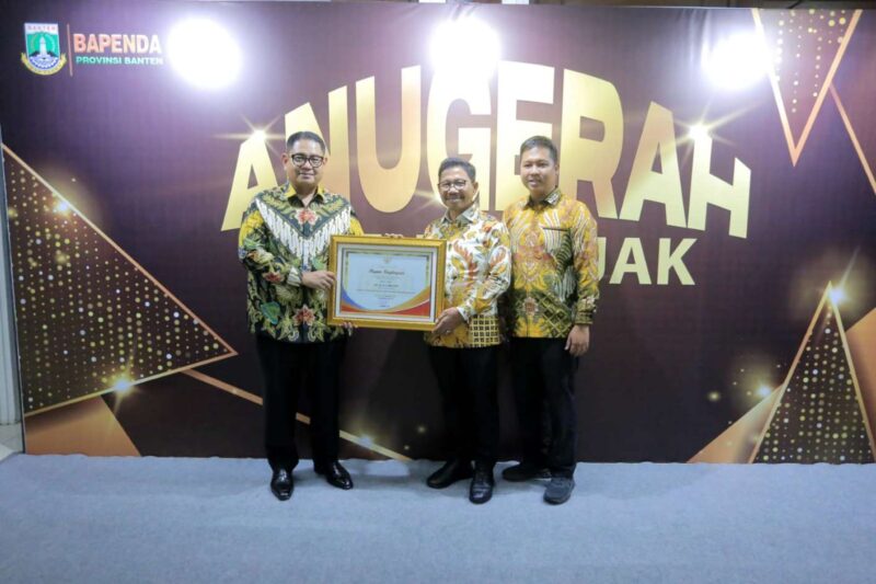 Foto: Wali Kota Tangerang, H. Syacrudin Bersama Gubernur Banten, Andra Soni Saat Menerima Penghargaan Patuh Pajak.