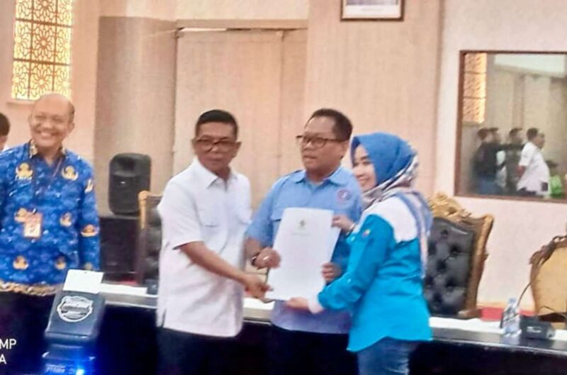 Foto: Usai Teken Kenaikan Upah Buruh Tahun 2026, Gubernur Banten, Andra Soni Berfoto Bersama Ketua Buruh Dedy Sudrajat.
