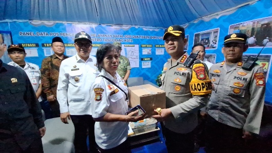 Foto: Kapolres Metro Tangerang Kota, Kombes Pol Raden Muhammad Jauhari Saat Menyerahkan Bantuan Kepada Anggota Pokdarkamtibmas Yang Turut Dalam PAM Natal 2025.