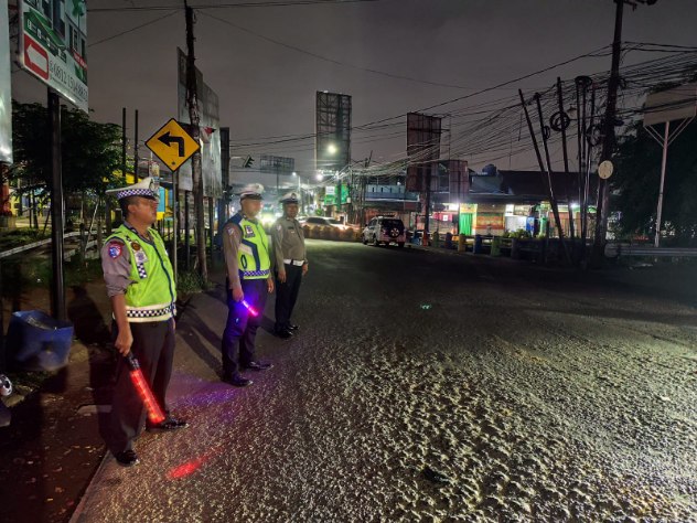 Foto: Anggota Satlantas Polres Metro Tangerang Kota Saat Awasi Perlintasan Truk Dum Selama Nataru 2025.