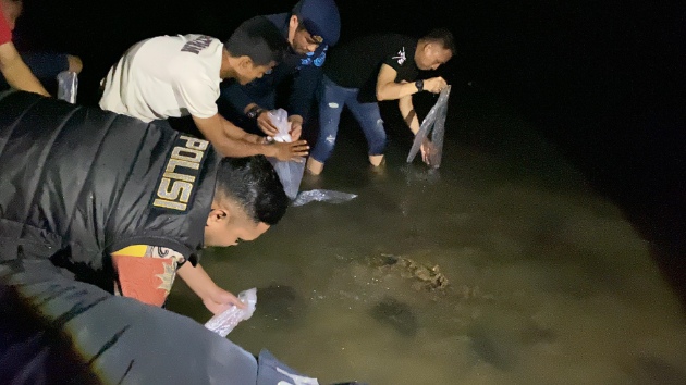 Foto: Anggota Satreskrim Polres Metro Tangerang Kota Bersama KKP Saat Melepas 30 Ribu Bibit Lobster ke Laut di Pandeglang.
