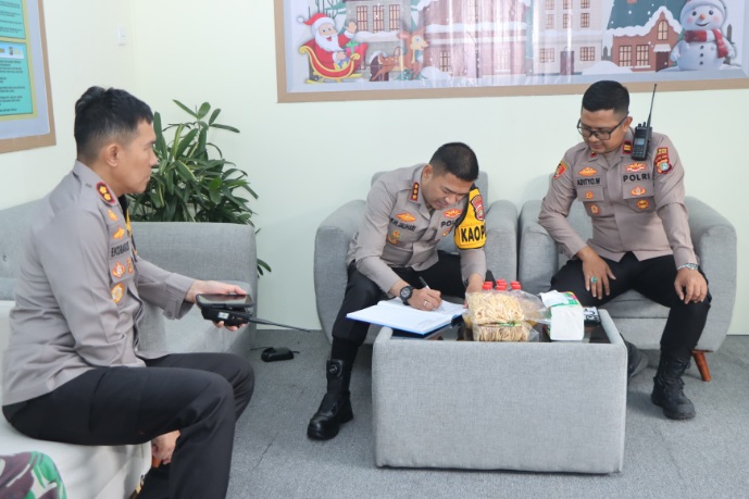 Foto: Kapolres Metro Tangerang Kota, Kombes Pol Dr. Muhammad Jauhari Bersama Waka Polres AKBP Eko Bagus Riyadi Didampingi Kapolsek Pinang IPTU Adityo Wijanarko Saat Mengecek Pos PAM di Pinang.
