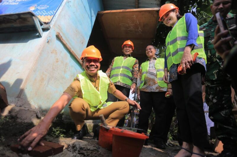 Foto: Wali Kota Tangerang, H. Sachrudin Saat Melakukan Peletakan Batu Pertama Pembangunan 1000 Rumah Layak Huni.