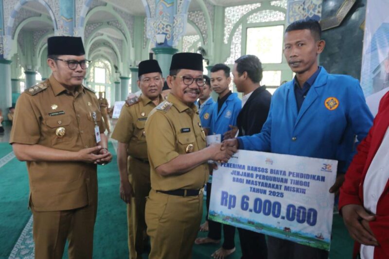 Foto: Wali Kota Tangerang H. sachrudin Bersama Wakil Wali Kota H. Maryono Hasan Saat Menyerahkan Bantuan Beasiswa Kepada Mahasiswa Secara Simbolis.