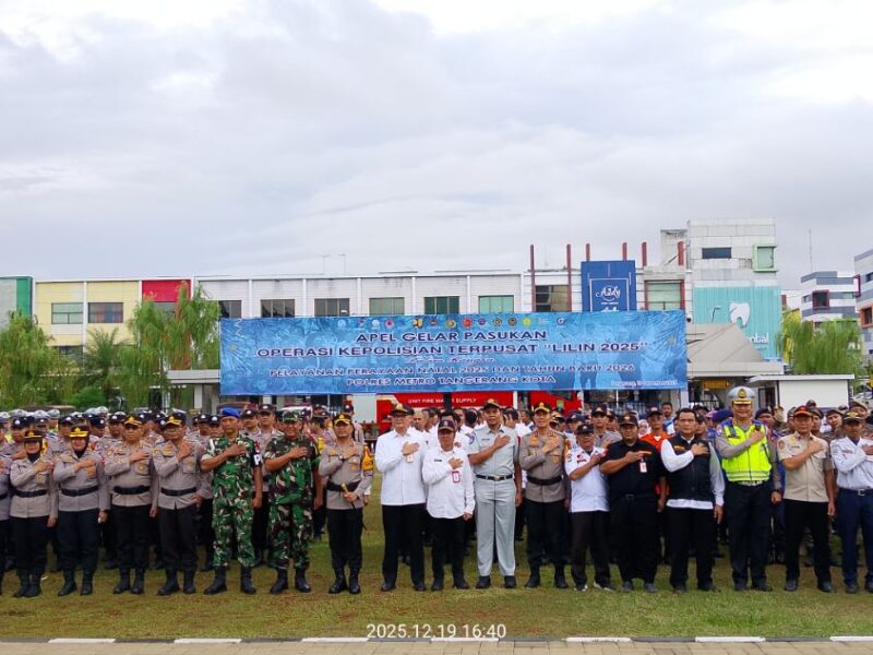 Foto: Usai Apel Gelar Pasukan Gabungan, Kapolres Metro Tangerang Kota, Kombes Pol Raden Muhammad Jauhari Berfoto Bersama Seluruh Peserta Apel.
