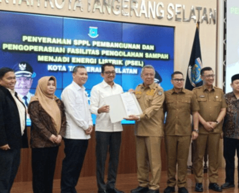 Foto: Wali Kota Tangerang Selatan Benyamin Davnie Saat Menyerahkan Surat Penunjukan Pemenang Lelang (SPPL) kepada PT Maharaksa Biru Energi Tbk (OASA).