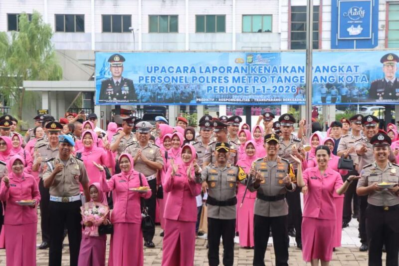 Foto: Usai Upacara Kenaikan Pangkat, Kapolres Metro Tangerang Kota dan Wakapolres Beserta Seluruh Jajaran Berfoto Bersama.