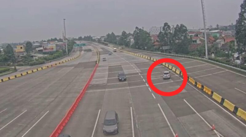 Foto: Sebuah Minibus Dalam Tanda Lingkar Merah Yang Putar Balik di Jalan Tol Soekarno-Hatta dan Melaju Lawan Arus.