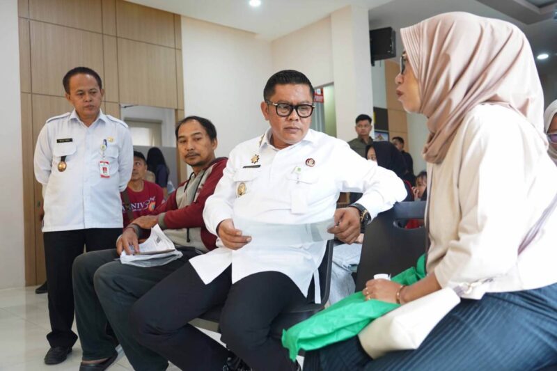 Foto: Wakil Walikota Tangerang, H. Maryono saat memberikan arahan pada kegiatan Pembinaan Administrasi Kecamatan dan Kelurahan Tahun Anggaran 2026 yang berlangsung di Aula Kecamatan Karawaci, Rabu (7/1/2026).