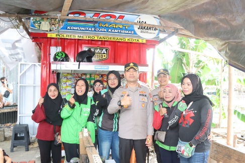 Foto:Kapolres Metro Tangerang Kota, Kombes Pol Raden Muhammad Jauhari bersama Kapolsek Batu Ceper, Kompol Gunawan Berfoto Bersama Para Pengemudi Ojol Usai Serahkan 100 Paket Sembako. 