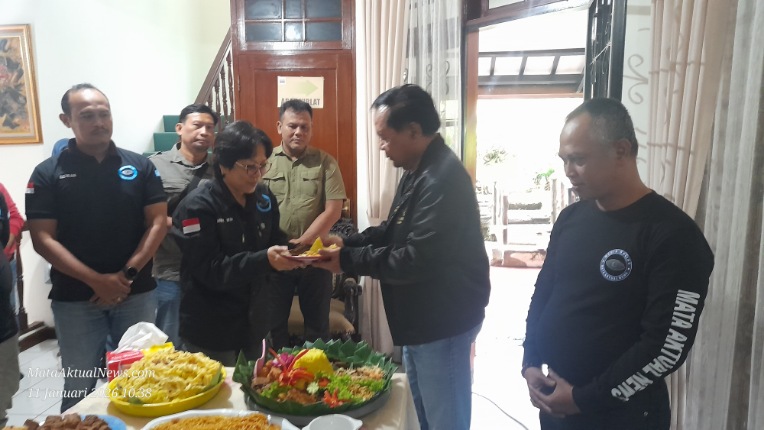 Foto; Pempred MataAktualNews, Merry Witrayeni Mursal Saat Potong Tumpeng di Acara HUT ke-1 Media Online MataAktualNews. 