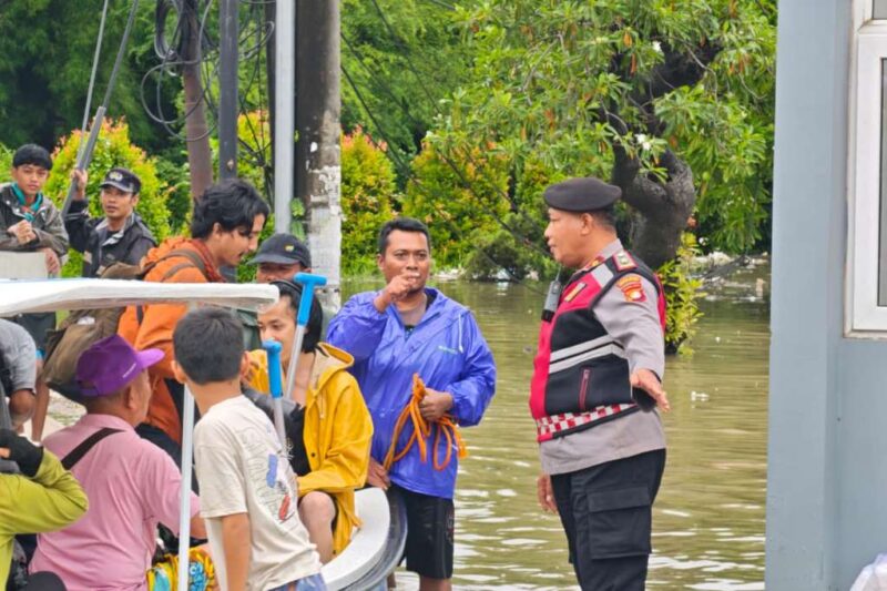 Foto: Kasat Samapta Polres Metro Tangerang Kota Kompol Ubaidillah, S.H., M.A., Saat Pimpin Evakuasi Warga Terdampar Banjir di Kosambi. 