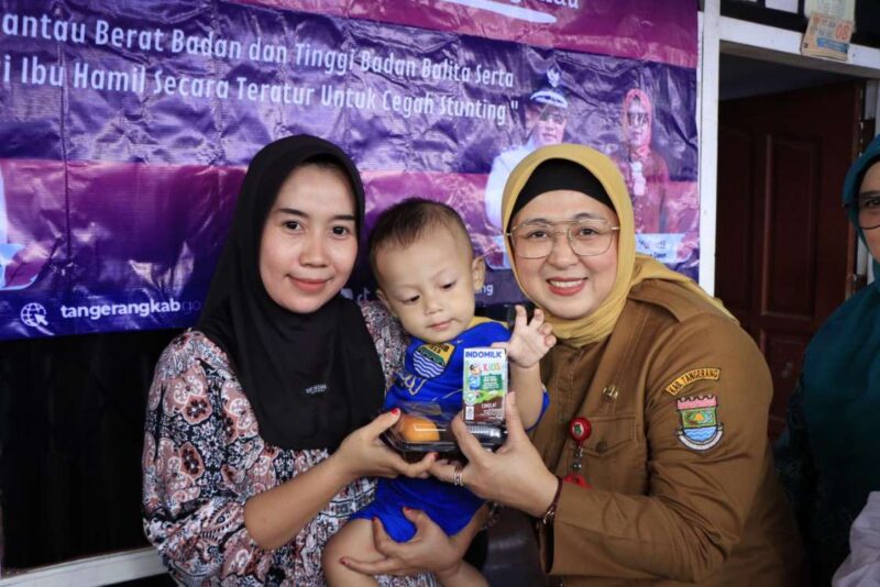 Foto: Wakil Bupati (Wabup) Tangerang, Intan Nurul Hikmah  Saat melakukan monitoring pelaksanaan Gerebek Posyandu di Posyandu Gelatik 2, Desa Daon Kec. Rajeg, Selasa (13/01/2026).