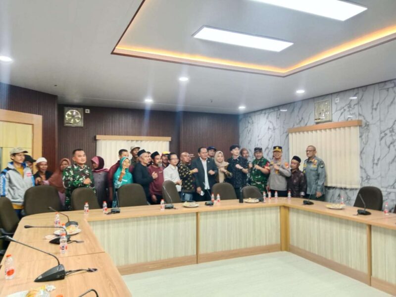 Foto: Warga Manis Jaya, Kelurahan Jatiuwung Saat Hearing Dengan DPRD Komisi 1 Kota Tangerang.