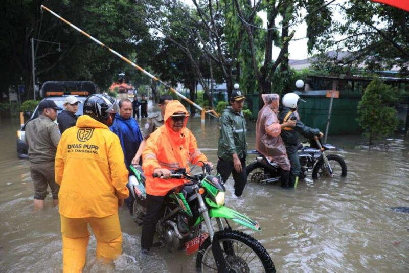 Foto: Naik Motor Trail, Wali Kota Tangerang, H. Sachrudin Tinjau Langsung Lokasi Banjir.
