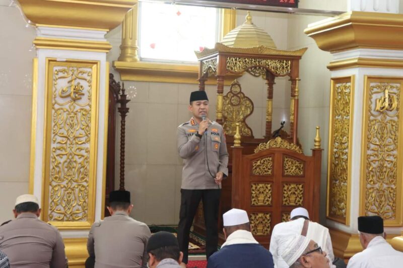 Foto: Kapolres Metro Tangerang Kota Kombes Pol. Dr. Raden Muhammad Jauhari, S.H., S.I.K., M.Si. saat melaksanakan kegiatan Jum’at Keliling dan Jum’at Curhat di Masjid Jami At-Taqwa, Kelurahan Pabuaran, Kecamatan Karawaci. 