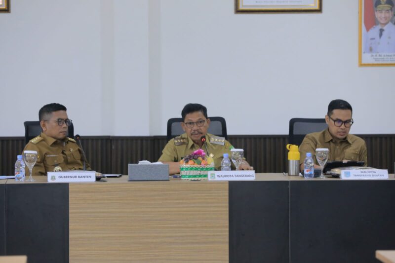 Foto: Gubernur Banten, Andra Soni Saat Pimpin Rakor Penanganan Banjir.