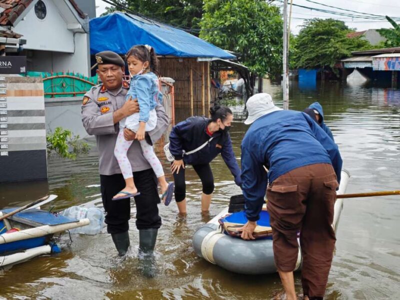 Foto: Kasat Samapta Polres Metro Tangerang Kota, Kompol Ubaidillah Saat Mengevakuasi Bocah Ditengah Tengah Bencana Banjir.