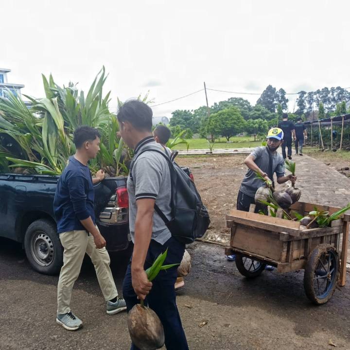 Foto: Penyaluran 20 Ribu Bibit Kelapa Genjah ke 104 Kelurahan dari Pemkot Tangerang.