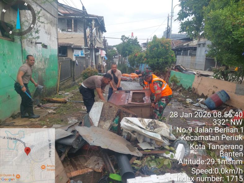 Foto: Kolaborasi dan Sinergi TNI-Polri Saat Melakukan Kerja Bakti Massal di Periuk Damai, Kecamatan Periuk, Kota Tangerang Paska Banjir.