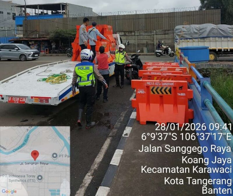 Foto: Dishub Kota Tangerang Bersama Satlantas Polres Metro Tangerang Kota Saat Melakukan Persiapan Rekayasa Lalin di Jalan KS Tubun Karawaci.
