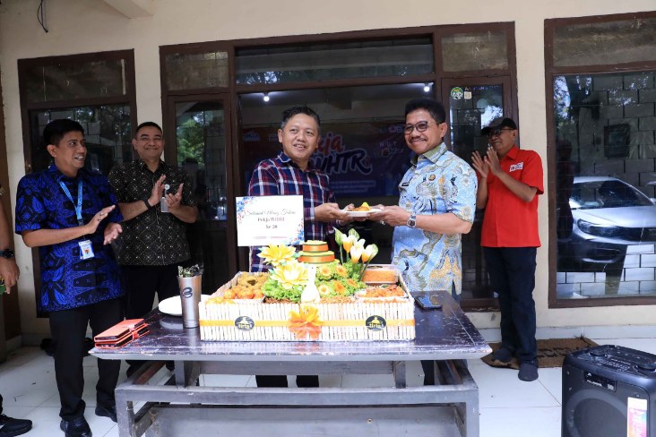 Foto: Wali Kota Tangerang, H. Sachrudin Saat Melakukan Potong Tumpeng di HUT Pokja WHTR ke-26 Diserahkan kepada Ketua Pokja H. Mus Mulyadi.