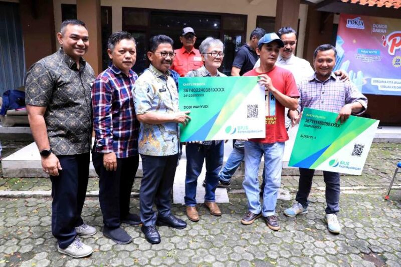 Foto: Usai Menyerahkan BPJS untuk Wartawan Secara Simbolis, Wali Kota Tangerang H. Sachrudin Berfoto Bersama Ketua Pokja dan Anggota Pokja WHTR. 