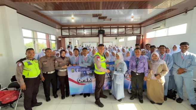 Foto: Anggota Satlantas Polres Metro Tangerang Kota, Berfoto Bersama Usai Memberi Edukasi Tertib Berlalu Lintas Kepada Para Siswa/i SMK Farmasi Tangerang. 