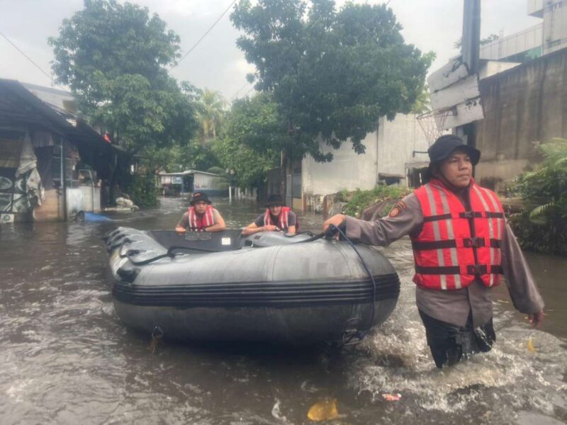 Foto: Dit Samapta PMJ Saat Laksanakan Patroli Siaga Bencana. 