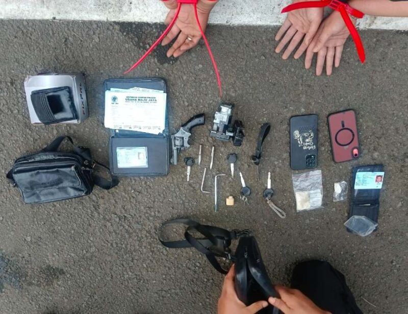 Foto: Komplotan Curanmor Beserta Barang Bukti Saat Diamankan di Polsek Jatiuwung. 